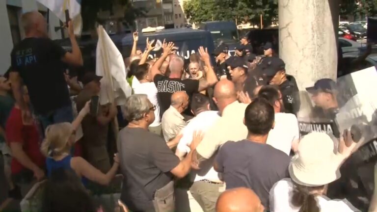 Na protestu u Valjevu sukobi sa policijom