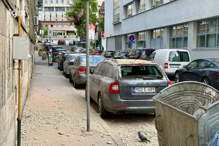 Obrušila se fasada u centru Sarajeva, dijelovi pali na automobil i napravili velika oštećenja