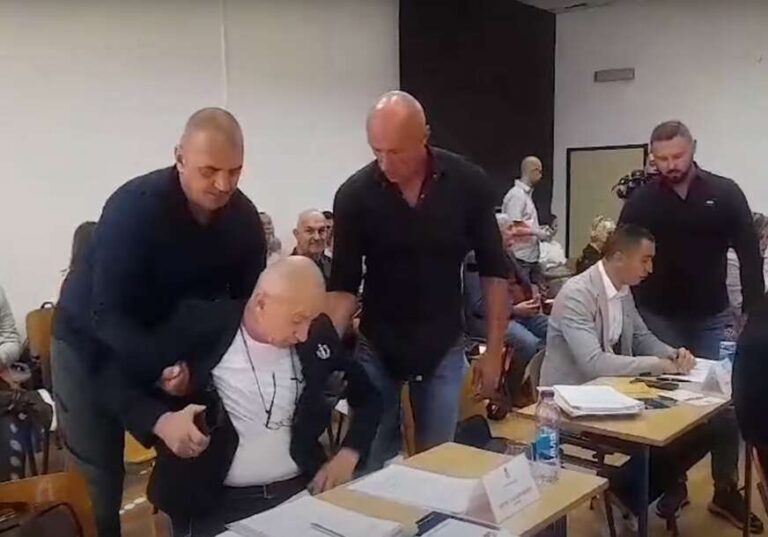 Skupština grada Doboja: Obezbjeđenje iznijelo iz sale odbornike opozicije
