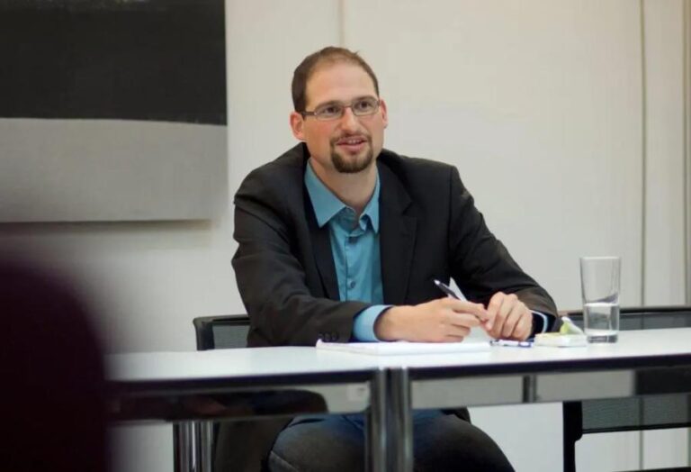 Avet progoni Evropu, avet polarizacije