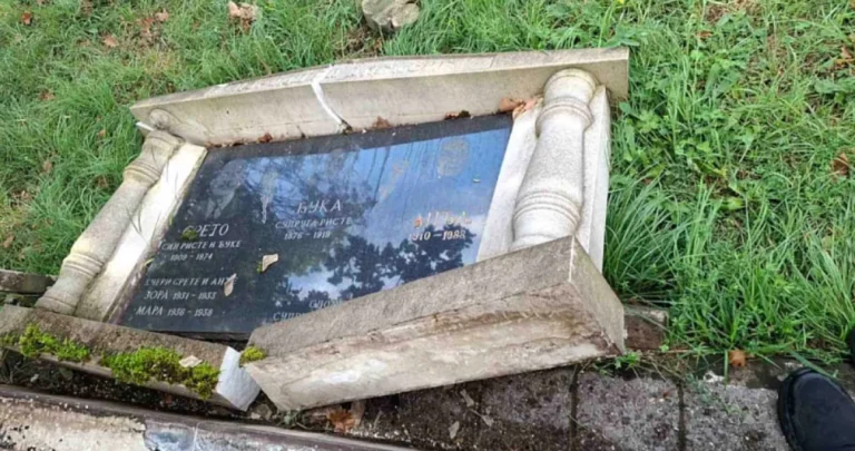 Sramotan čin kod Zenice: Vandali uništili oko 30 nadgrobnih spomenika na pravoslavnom groblju