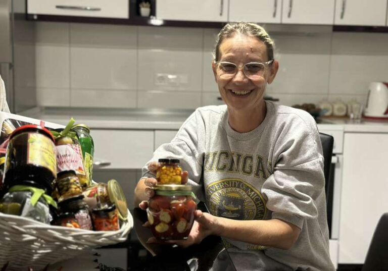 Vesna pravi najbogatiju zimnicu u BiH: Gaji 500 vrsta biljaka, na policama ima 100 raznih đakonija