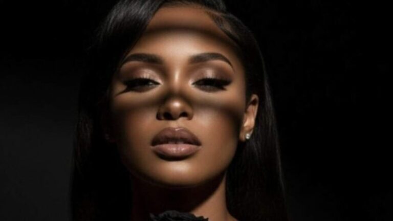 Muzička industrija bijesna: Virtuelna pjevačica potpisala ugovor vrijedan više miliona dolara