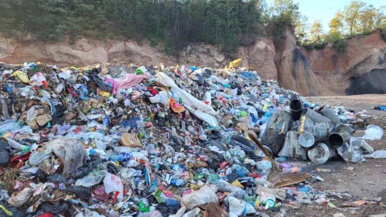 EKOLOŠKA BOMBA KOD KAKNJA: ‘Djeca se ne mogu igrati, odrasli obolijevaju, a nadležni bez reakcije’