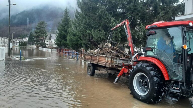 Izlile se dvije rijeke u Jezeru, ugroženo više domaćinstava