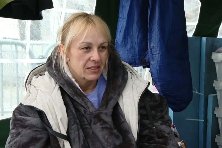 Dijana Hrka se vratila iz bolnice, nastavila štrajk glađu pored Skupštine Srbije