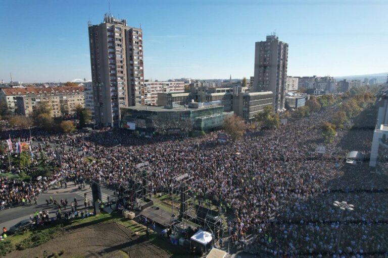 Pamtimo bolom i tišinom: oko 150.000 građana na skup u Novom Sadu na godišnjicu pada nadstrešnice