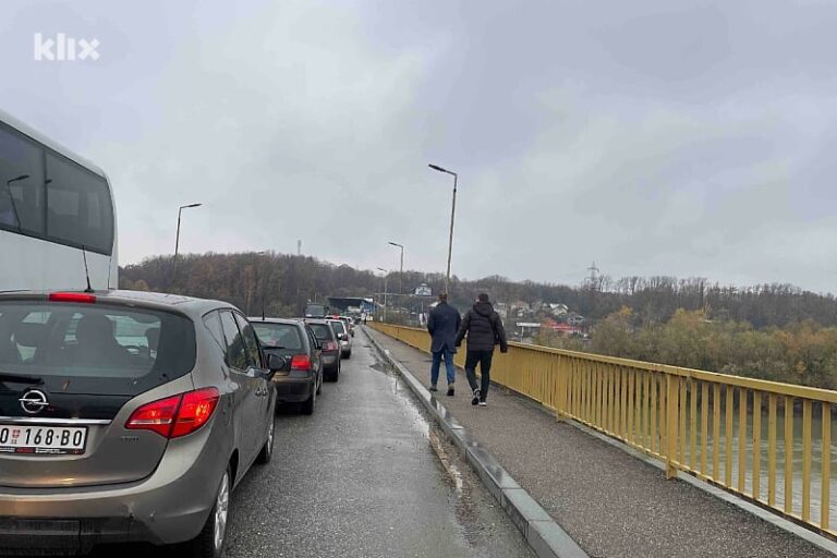 Kilometarske kolone na ulazu u BiH iz Srbije na dan prijevremenih izbora za predsjednika RS-a