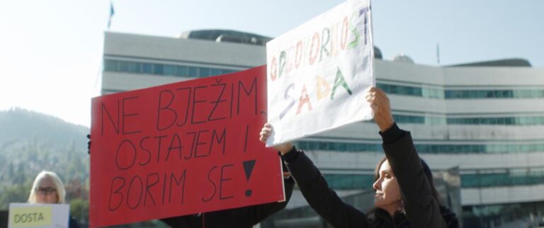 Pod lupom: Demokratija nestaje, ali samo ako to dozvolimo!