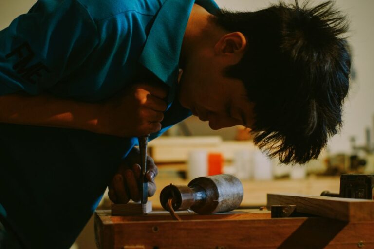 Mladi u strahu od AI tehnologije se sve više okreću zanatima: “Robot još uvijek ne može odčepiti toalet”