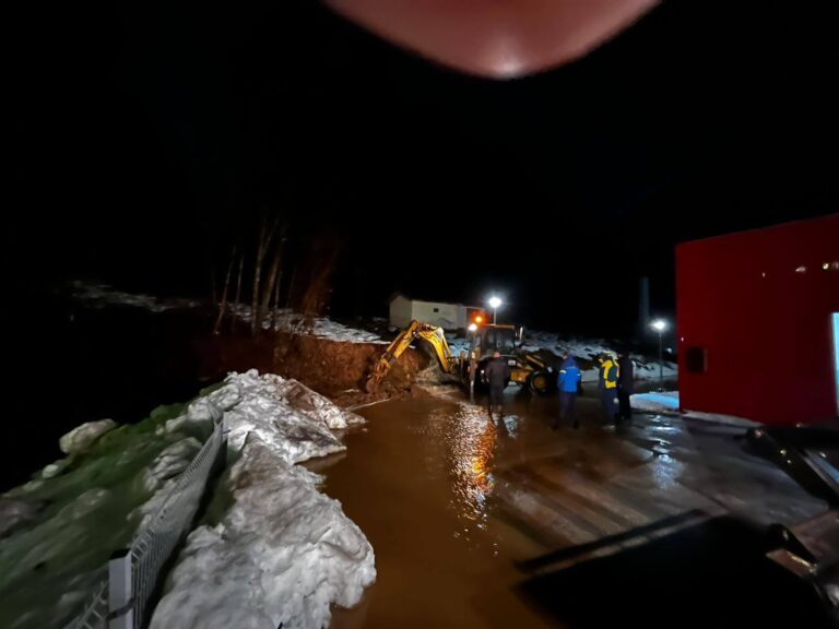Noć, snijeg, poplave, bager
