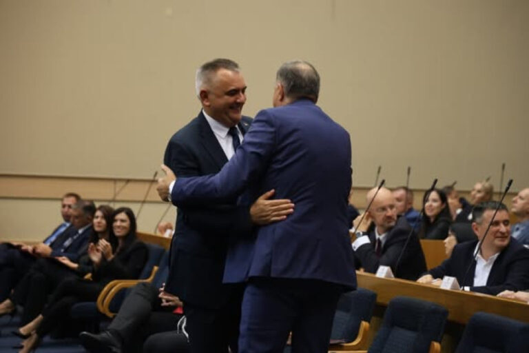 Ko će odgovarati za neustavno ponašanje i politički haos?