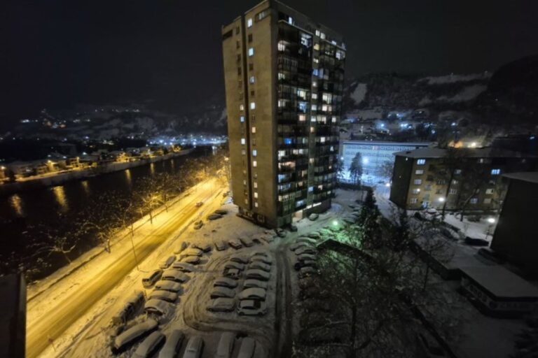 Komunalna firma u Zenci nudi 75 KM dnevno građanima spremnim da ručno čiste snijeg