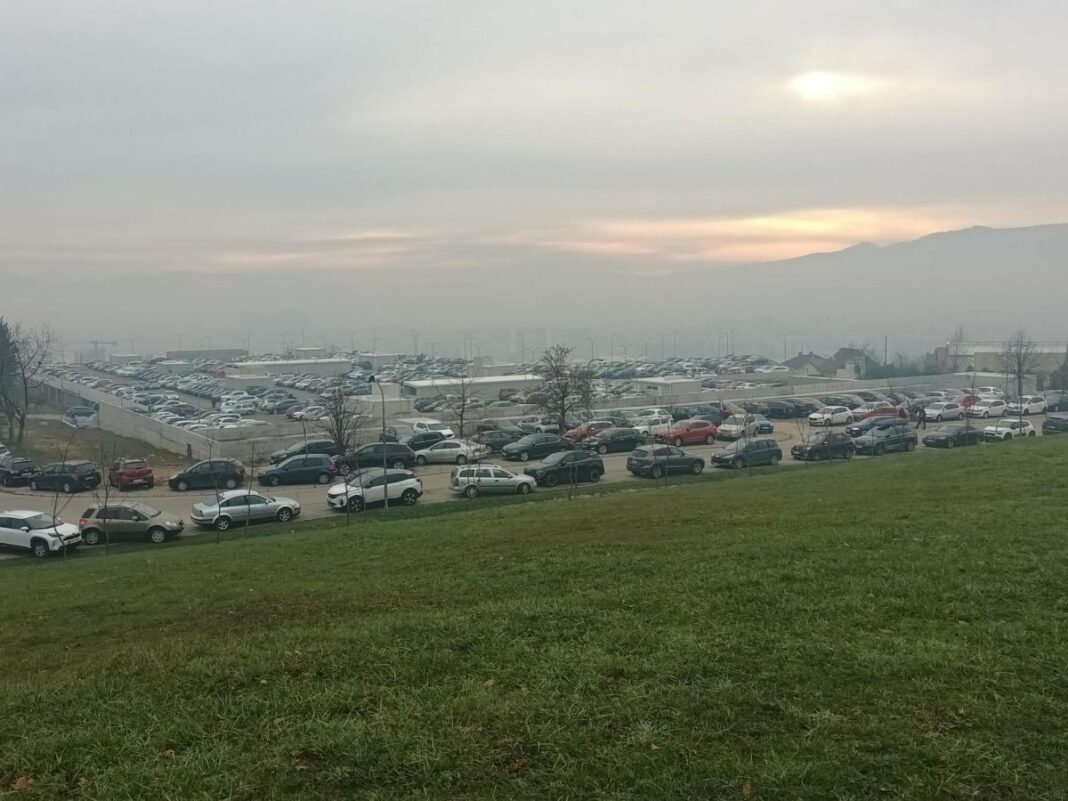 Automobili na parkingu