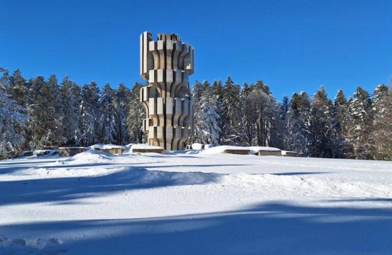 Spomenik na Kozari snijeg