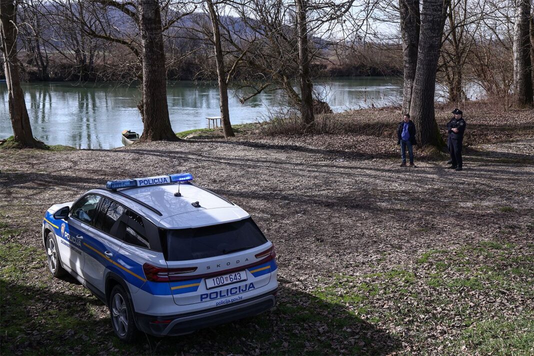 Policija Hrvatske na rijeci Uni Pixell