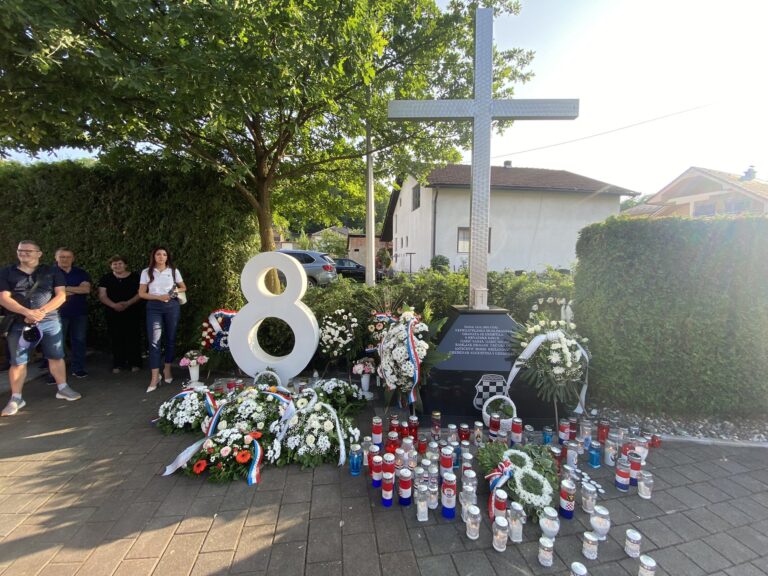 Spomenik ubijenoj djeci Viteza Fena