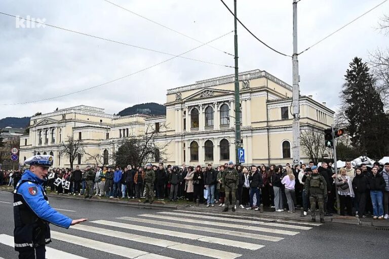Okupljeni građani pred Zemaljskim muzejom