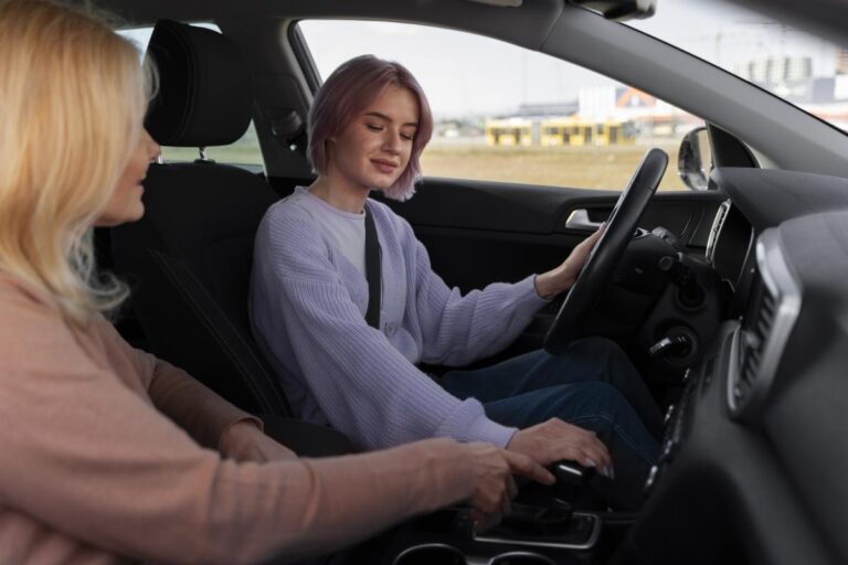 Instruktorica i kandidatkinja u autu