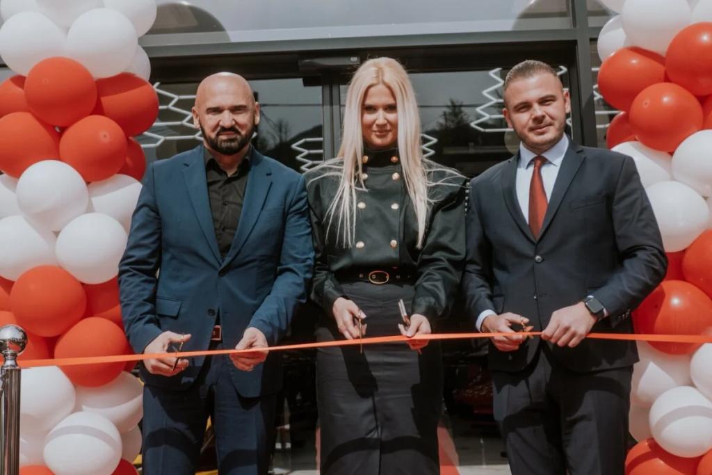 Ramo Isak, Rusmir Isak i njegova supruga