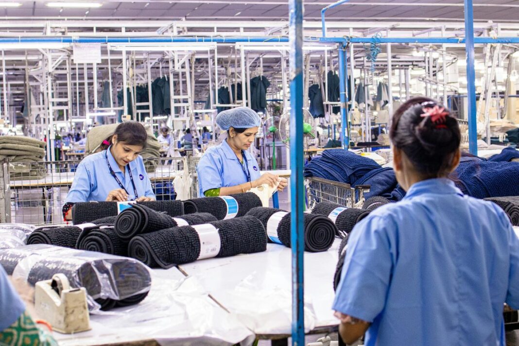 Tekstilna fabrika i tri radnice