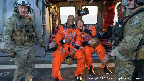 Christina Koch i Victor Glover nakon spašavanja kada su se vratili na Zemlju nakon Artemis II misije