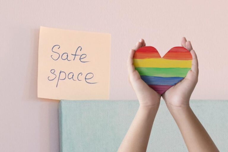 Ruke drže lgbt srce