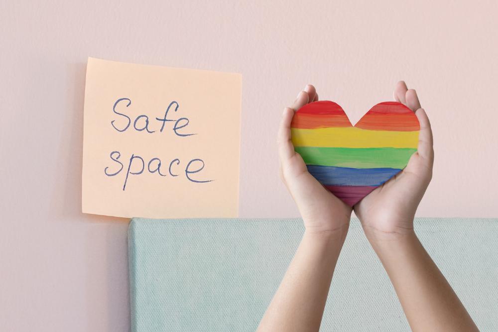 Ruke drže lgbt srce