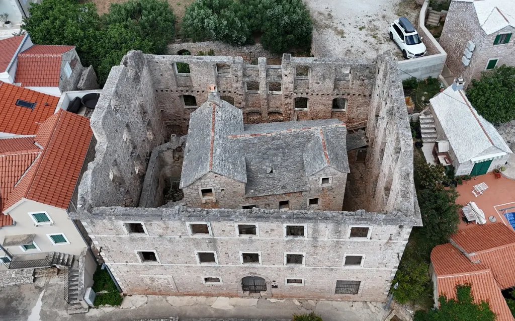 kuća u kući