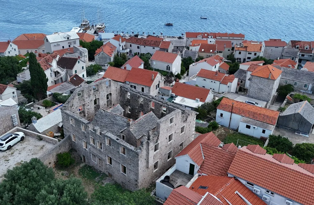kuća u kući