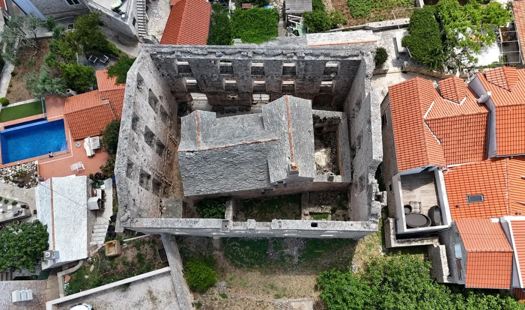 kuća u kući
