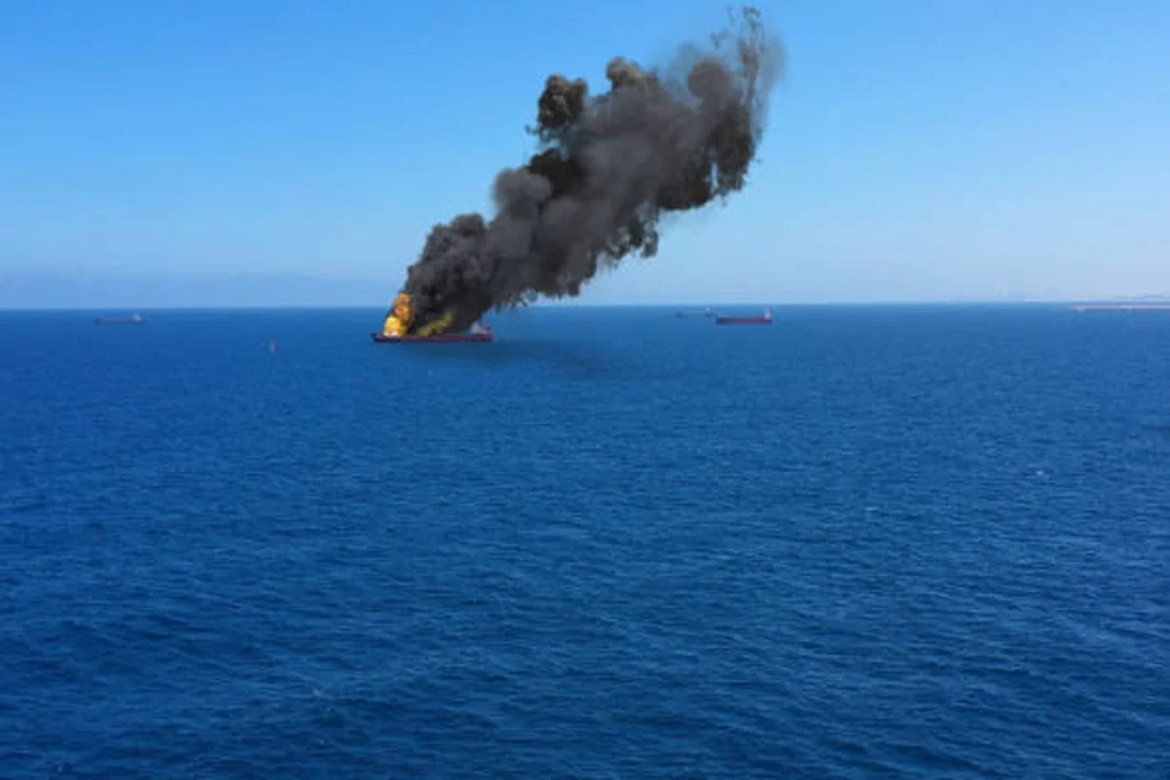 Hormuški moreuz Tanker u plamenu Pixnio