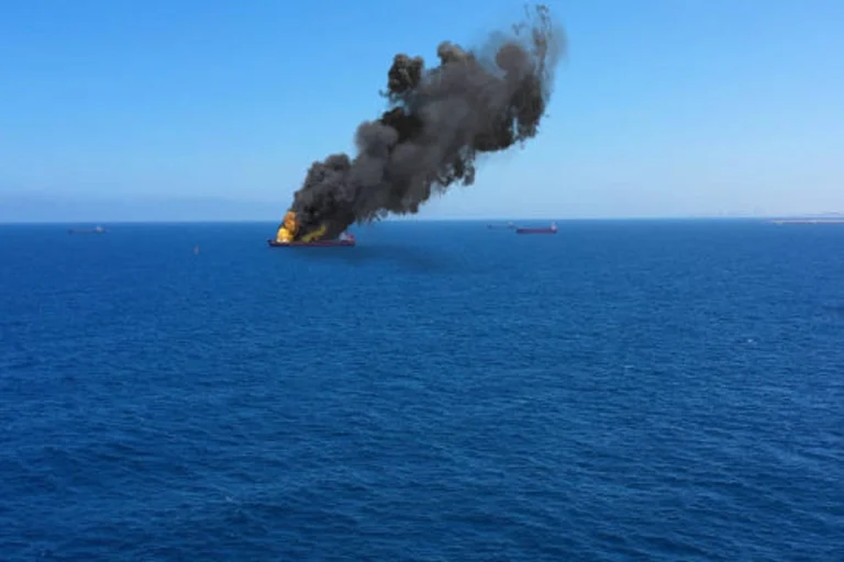 Hormuški moreuz Tanker u plamenu Pixnio