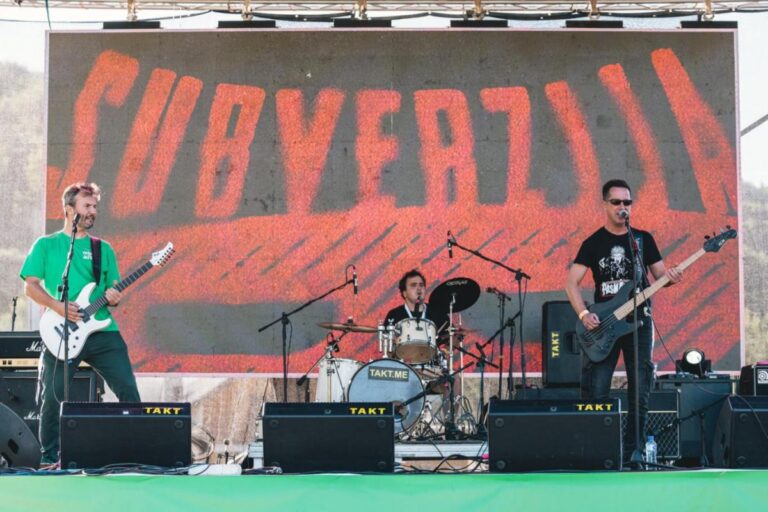 POGLED ISPRED BINE – Subverzija na Rockstrikciji