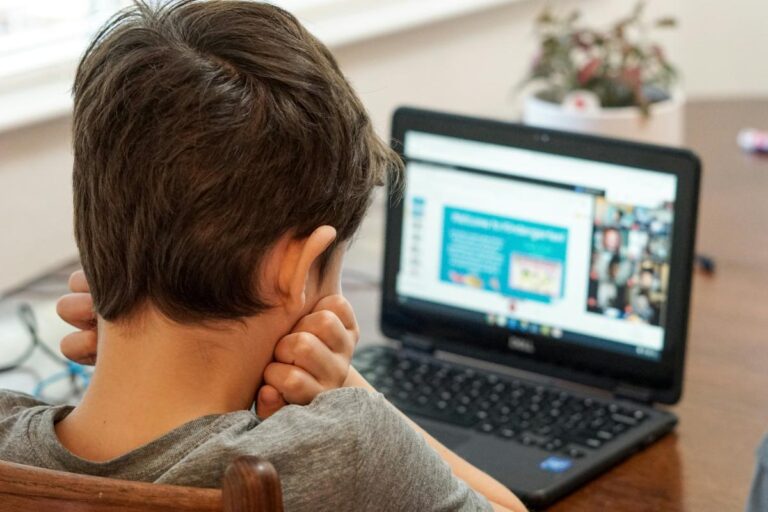 Istraživanje pokazuje da školarci prepuštaju kritičko razmišljanje vještačkoj inteligenciji