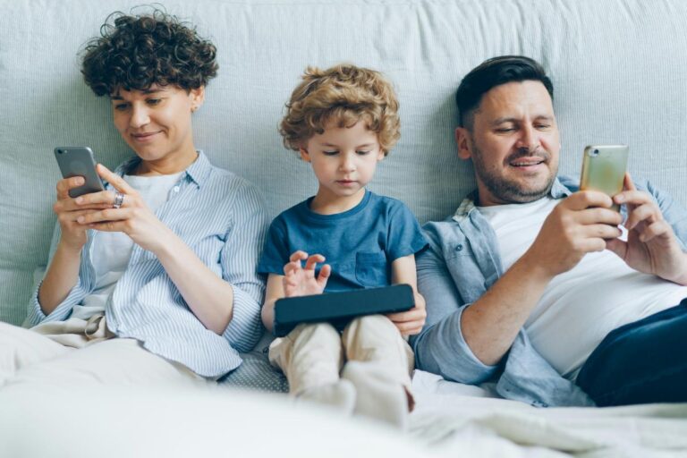 Roditelji – da li previše koristite telefon?