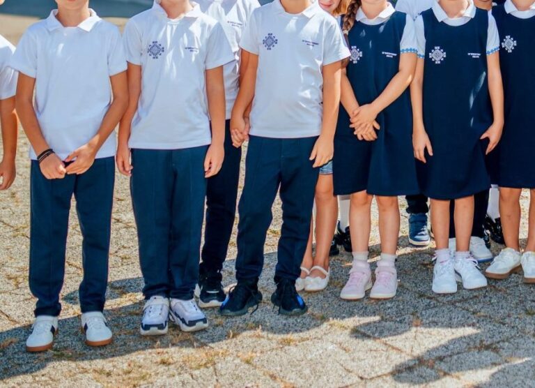 Sukob oko školskih uniformi u Banjaluci: Ministarstvo prosvjete poručilo – Grad ne može preko institucija