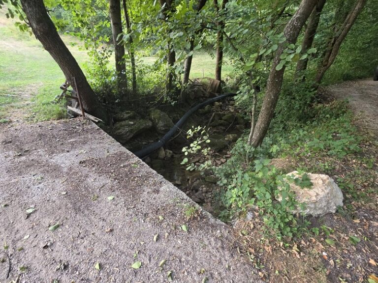 Ekološki alarm na Mošćanici: Dok građani trpe redukcije, u prvoj vodozaštitnoj zoni niču cijevi i beton