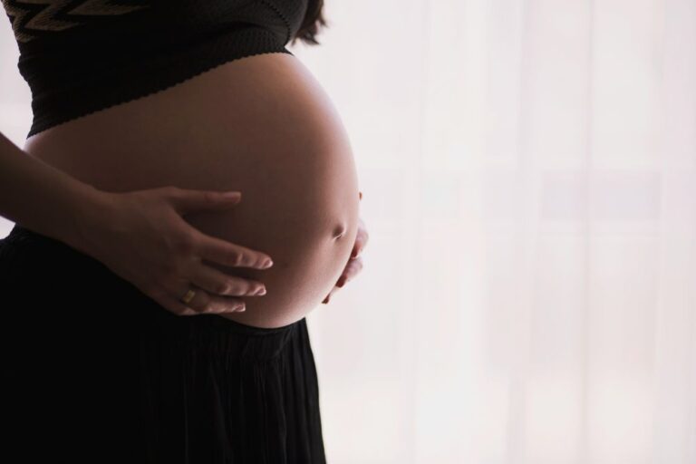 Vaše je da rodite, ostalo prepustite Srpskoj – između podrške porodici i pritiska na žene