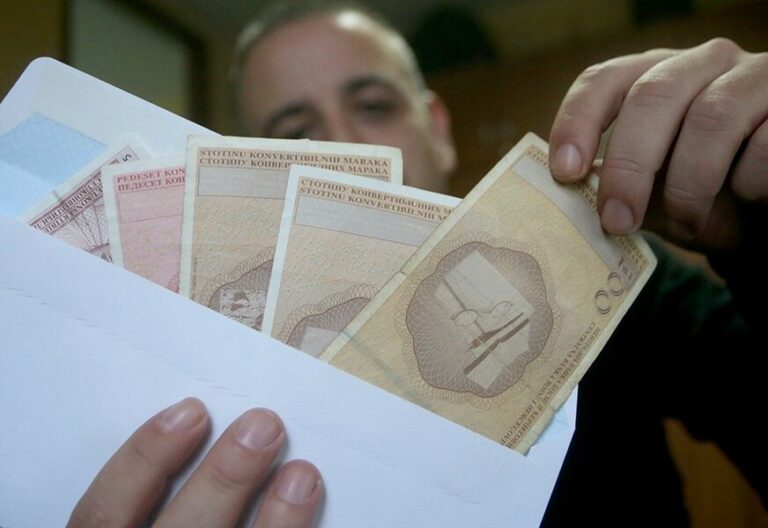 PLATA U KOVERTI, RADNIK U PROBLEMU “Osione gazde se bogate preko radničkih leđa”