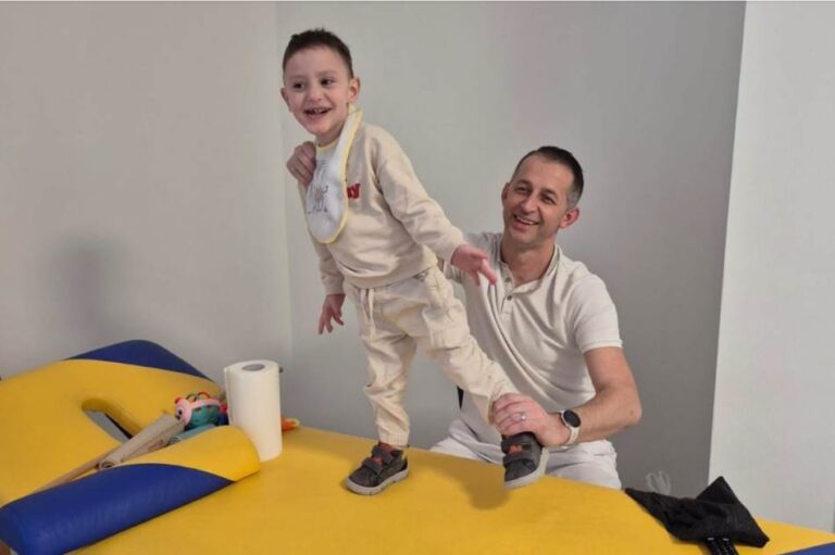 Pozivom na humanitarni broj 17115 pomozimo Todoru da lakše stigne do svojih terapija