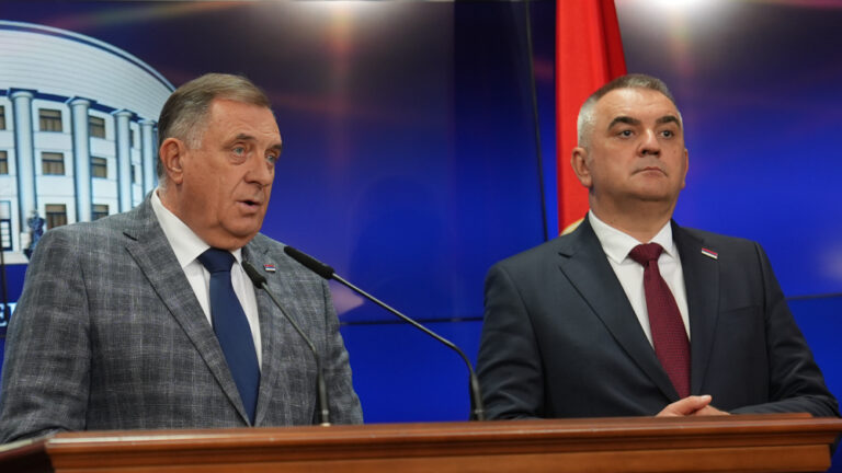 Šta Milorad Dodik radi na sastanku najviših funkcionera Republike Srpske i zašto premijer ne smije da odgovori na pitanje novinara?